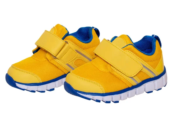 Moda de zapatos para niños. Primer plano de un par de esnea infantil azul amarilla — Foto de Stock
