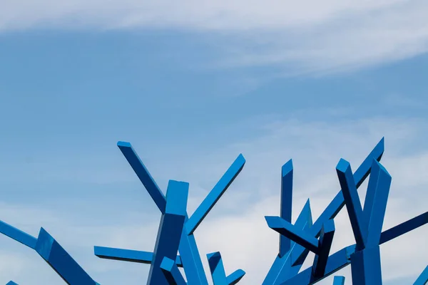 Foco seletivo em um detalhe de uma construção de madeira abstrata azul — Fotografia de Stock