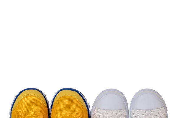 Visão superior em detalhes de dois pares coloridos sapatos isolados em um fundo branco. Moda mais elegante para crianças. Espaço para design . — Fotografia de Stock