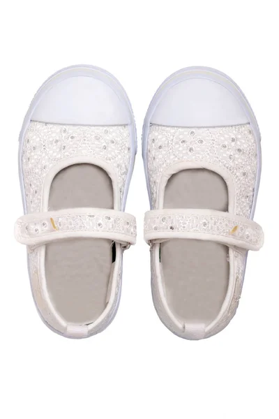童鞋时尚。一双白色米色鞋或打喷雪的特写 — 图库照片