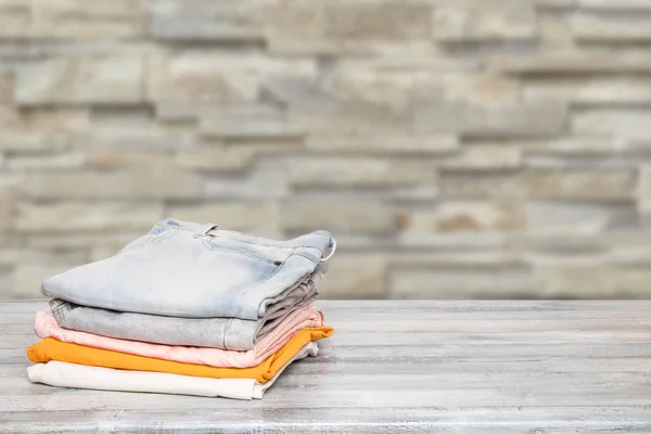 Stapel jeans. Close-up van een stapel kleurrijke vrouwelijke denim broek — Stockfoto