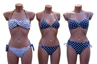Mayolar izole edilmiş. Beyaz arka planda izole edilmiş mankenler üzerinde üç zarif bayan seksi mavi beyaz mayo. Modaya uygun bikini mayosu..
