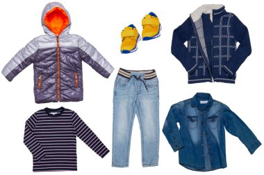 Çocuk kıyafetleri kolajı. Kot pantolon ya da pantolon, spor ayakkabı., 