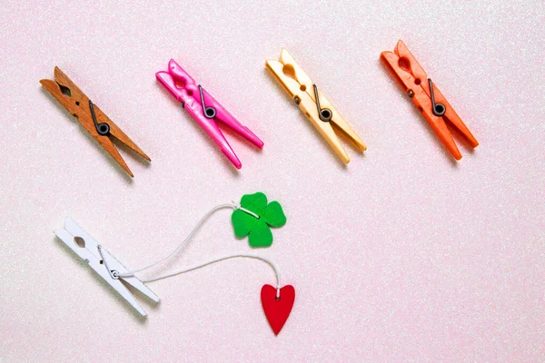 Kleurrijke Set Van Vijf Houten Plastic Wasknijpers Een Lichtroze Glitterachtergrond — Stockfoto