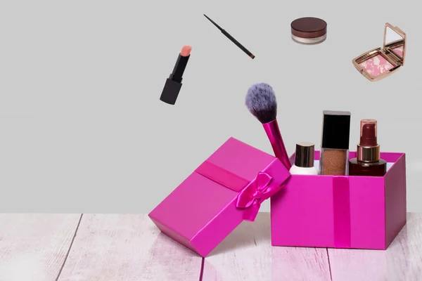 Dekoracyjna Kompozycja Kolorowych Produktów Narzędzi Kosmetycznych Różowym Pudełku Jasnym Stole — Zdjęcie stockowe