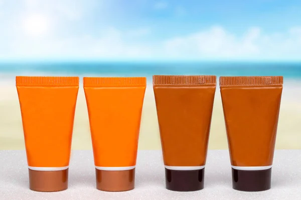 Sonnenschutzmittel Eine Sammlung Von Vier Leeren Flaschen Oder Tuben Sonnencreme — Stockfoto