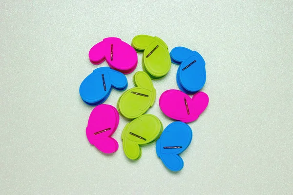 Kleurrijke Set Van Negen Plastic Wasknijpers Haringen Een Lichtgroene Sprankelende — Stockfoto