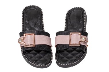 Plaj ayakkabıları izole. Beyaz arka planda izole edilmiş bir çift modern siyah, pembe, lastik banyo sandaleti. Makro.