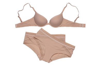 Kadın iç çamaşırı izole edilmiş. Bej ya da ten rengi sutyen ve beyaz arka planda izole edilmiş iki külot. Parlak ve şeffaf elbiseler giymek için kullanışlı. İç çamaşırı modası.