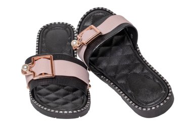 Plaj ayakkabıları izole. Beyaz arka planda izole edilmiş bir çift modern siyah, pembe, lastik banyo sandaleti. Makro.