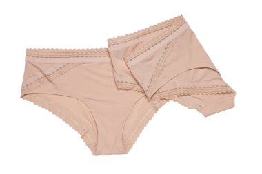 Kadın iç çamaşırı izole edilmiş. Beyaz arka planda izole edilmiş bej ya da ten renginde iki iç çamaşırı. Parlak ve şeffaf elbiseler giymek için kullanışlı. İç çamaşırı modası.