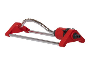 Bahçeyi sulamak için ekipman. Beyaz arka planda izole edilmiş çimlerin sulanması için otomatik bir fıskiye. Makro.