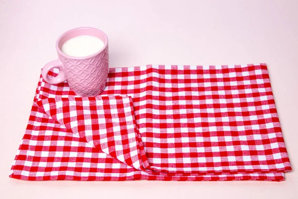 Lege Ontbijttafel Close Van Een Roze Keramische Mok Met Melk — Stockfoto