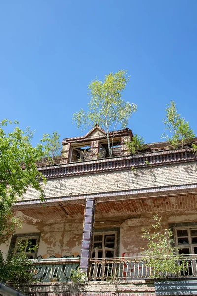 BEELITZ, Almanya - 30 Haziran 2020. Hastalar için teraslar. Cerrahi terk edilmiş sanatoryumların en modern binasıdır ve etkileyici bir şekilde Alman dışavurumcu mimarisini gösterir..