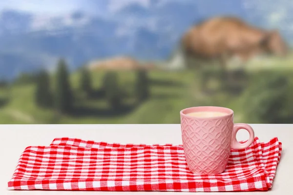 Boş Kahvaltı Masası Kırmızı Kareli Peçetede Sütlü Pembe Seramik Bardağa — Stok fotoğraf