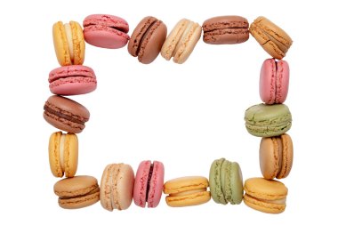 Beyaz arka planda izole edilmiş dikdörtgen şeklinde dizilmiş renkli Fransız badem kurabiyeleri. Pastalar, tatlılar ve tatlılar.