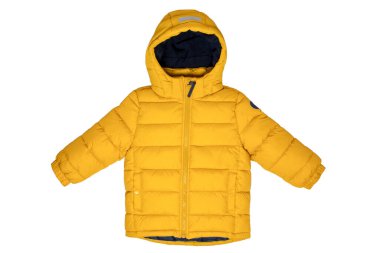 Çocuklar için ceket. Beyaz arka planda izole edilmiş, çıkarılabilir başlıklı çocuklar için şık, sarı, sıcak kış ceketi. Kış modası.