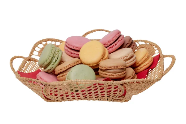 Macaron Izolován Detailní Záběr Barevných Francouzských Makarónů Košíku Červeném Ubrousku — Stock fotografie