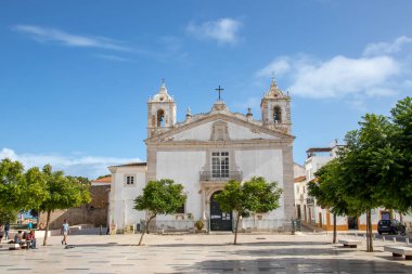 LAGOS, PORTUGAL, 18 Eylül 2020. Lagos 'ta Santa Maria' nın ortaçağ kilisesi Praa Infante D. Henrique 'dedir. Navigator Henry, 1460 'da ölümünden sonra buraya bırakıldı..