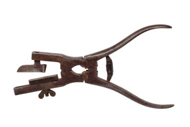 Terzi aksesuarları izole edildi. Düğme deliklerini delmek için ayarlanabilir antika çelik pense ya da beyaz arka planda izole edilmiş düğme deliği pensesi. Terzi, eyer ya da ayakkabıcı aletleri. Makro.