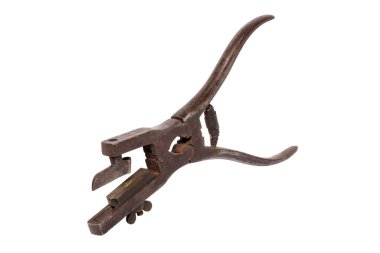 Eyer aletleri. Düğme deliklerini delmek için ayarlanabilir antika çelik pense ya da beyaz arka planda izole edilmiş düğme deliği pensesi. Terzi, eyer ya da ayakkabıcı aletleri. Makro.