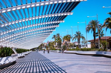 Torrevieja, İspanya, Costa Blanca 25 Mayıs 2025. Limandaki TORREVIEJA 'nın kalbinde yer alan Paseo Vista Alegro, çok güzel bir sahil gezisidir.. 