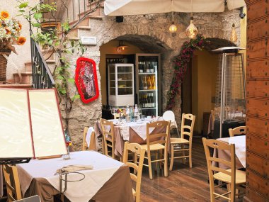 Limon, İtalya, Lombardiya 3 Mayıs 2025. Limon Konsolosu Garda 'nın eski kasabasında güzel, rahat bir İtalyan restoranı manzarası. Garda Gölü 'nde ünlü bir yer..