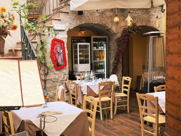 Limon, İtalya, Lombardiya 3 Mayıs 2025. Limon Konsolosu Garda 'nın eski kasabasında güzel, rahat bir İtalyan restoranı manzarası. Garda Gölü 'nde ünlü bir yer..