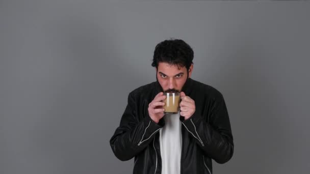 Портрет молодого человека, пьющего кофе — стоковое видео