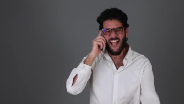 Homem falando ao telefone e se alegra — Vídeo de Stock