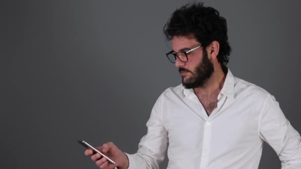 Muž mluví po telefonu a usmívá se — Stock video