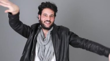 Genç adam Boogie dans