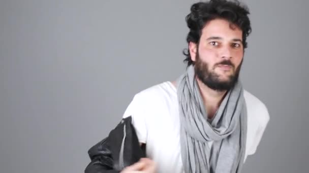Бородатый Парень Выражает Положительные Эмоции Танцуя Снимая Куртку — стоковое видео