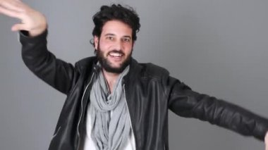 Genç adam Boogie dans