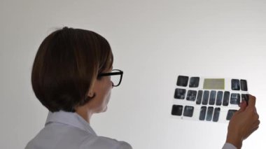 Diş hekimi diş röntgen fotoğraf ışık karşı denetleme