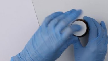 Bardak üzerine hap döken kişi