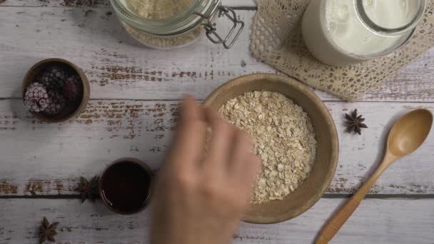 Oatmeal porridge with ripe berries — Stock Video