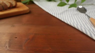 Beyaz tabakta üzüm yapraklarında Dolma dolması et 