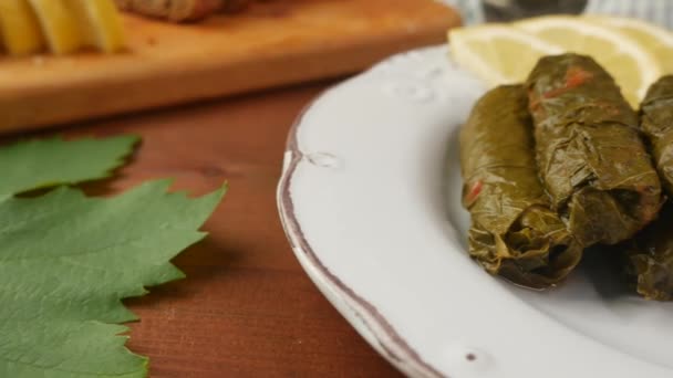 ドルマ、ご飯と肉詰めぶどうの葉 — ストック動画