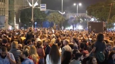 Kutlama sırasında şehrin merkez sokakta bir sürü insan