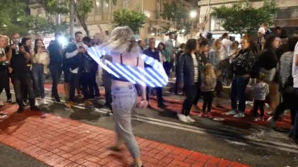 Chica jugando con led hula hoop — Vídeos de Stock