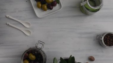 Stop motion animasyon üst görünüm zeytin, baharat ve zeytinyağı.