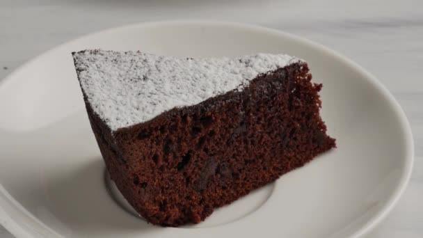 Zeitraffer: Brownie-Schokoladenkuchen essen — Stockvideo