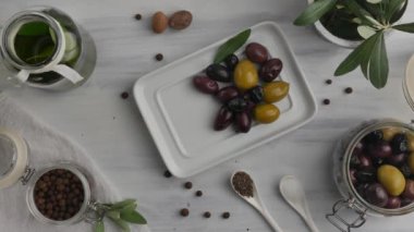 En iyi zeytin, baharat ve zeytinyağı.