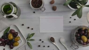 Taze organik zeytin, baharat ve yağ, üst görünümü
