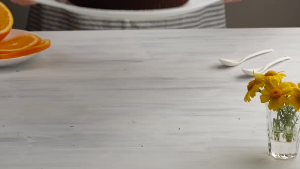 Servicio de comida. Mujer sirviendo un pastel de chocolate . — Vídeos de Stock