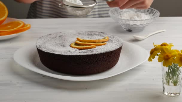 Gâteau au chocolat versant avec du sucre en poudre . — Video