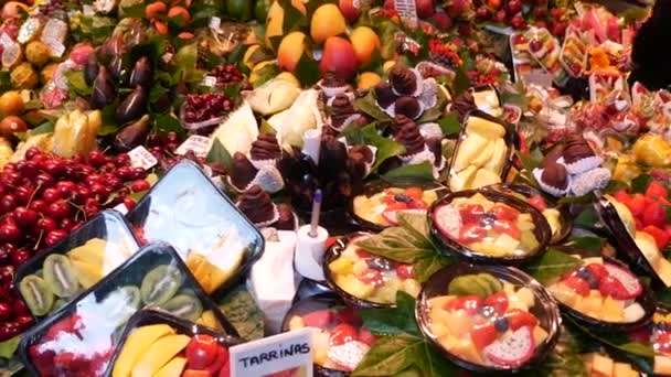 La Boqueria Market w Barcelonie, Hiszpania — Wideo stockowe