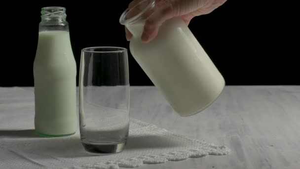Verter un vaso de leche fresca — Vídeos de Stock