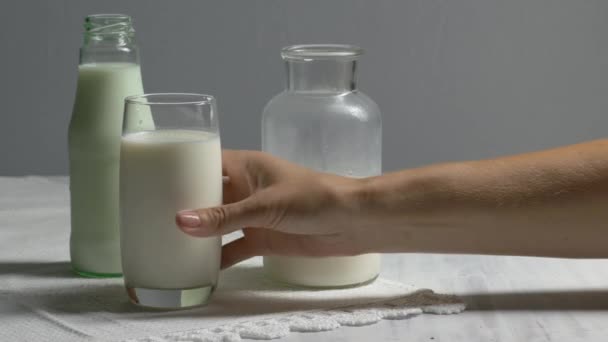 Mujer mano sosteniendo vaso de leche — Vídeos de Stock